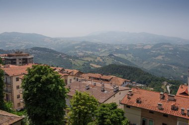 Güzel San Marino şehir binalarının ve tarlalarının tepesinden manzara..