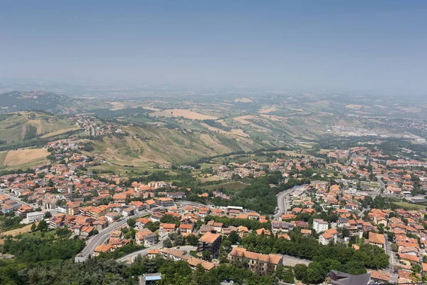 San Marino 'nun havadan görünüşü. Mavi gökyüzü ile yaz günü.