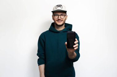 Beyaz arka planda izole akıllı telefon gösteren gülümseyen genç adam..