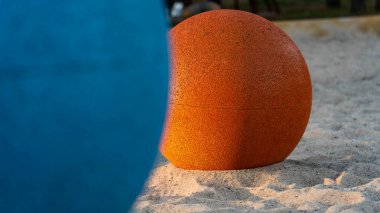 Şehir Oyun Alanı Ortamı 'nda Soyut Renkli Beton Küreler