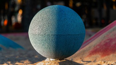 Şehir Oyun Alanı Ortamı 'nda Soyut Renkli Beton Küreler