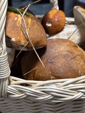 Bir sepet dolusu lezzetli yemeğin yakın çekimi.