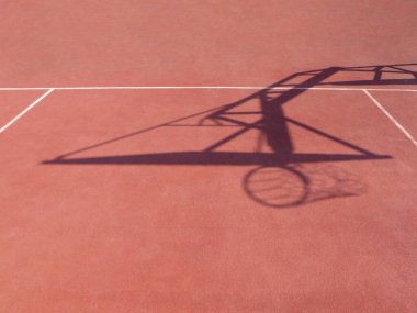 Basketbol potasının gölgesi, açık alanda ağlı.
