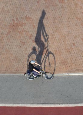 Novi Sad, Sırbistan - 15 Eylül 2017: Bisiklet süren bisikletçi, üst manzara