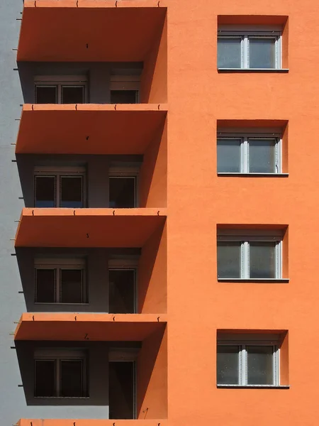 Neubau Mit Orangefarbener Wand Und Fenstern — Stockfoto