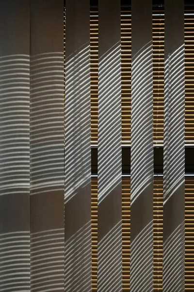 Tirai Jendela Dengan Garis Bayangan Horisontal Dan Vertikal — Stok Foto