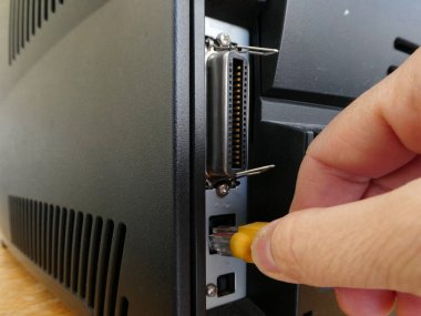 Bir yazıcıyı internete bağlamak için ethernet bağlayıcısı