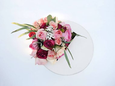 Düğün resepsiyonu için çiçek aranjmanı, gül buketi, düğün günü.