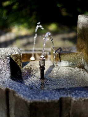 Parkta çeşme suyu içmek