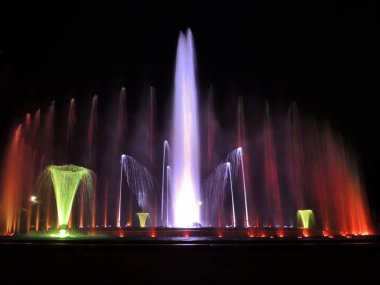 Budapeşte, Macaristan, 14 Eylül 2019. - Renkli bir müzik çeşmesi. Renkli ışıkların, lazer ışınlarının, müziğin ve su jetlerinin muhteşem gece gösterisi.