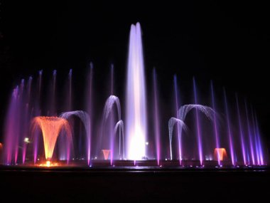 Budapeşte, Macaristan, 14 Eylül 2019. - Renkli bir müzik çeşmesi. Renkli ışıkların, lazer ışınlarının, müziğin ve su jetlerinin muhteşem gece gösterisi.