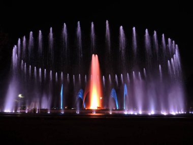 Budapeşte, Macaristan, 14 Eylül 2019. - Renkli bir müzik çeşmesi. Renkli ışıkların, lazer ışınlarının, müziğin ve su jetlerinin muhteşem gece gösterisi.