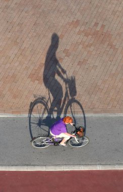 Novi Sad, Sırbistan - 15 Eylül 2017: Bisikletçi