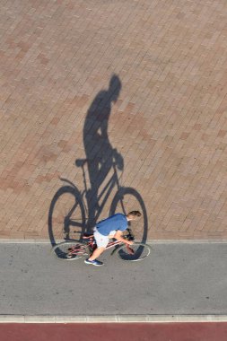 Novi Sad, Sırbistan - 15 Eylül 2017: Bisikletçi