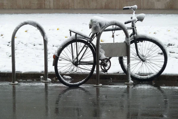 Fahrrad Mit Schnee Bedeckt — Stockfoto