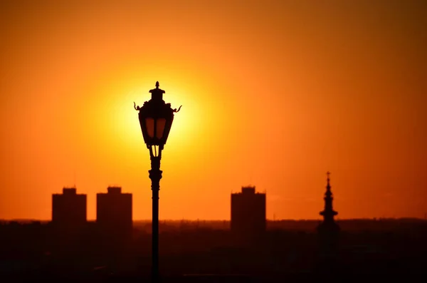 Lámpara Sol Ciudad Antes Del Atardecer —  Fotos de Stock