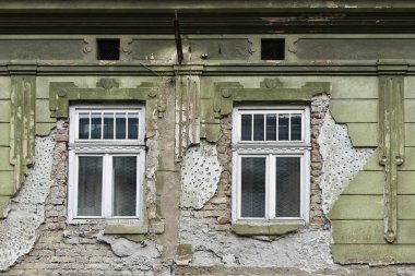 Yeşil kabuklu duvarda iki pencere
