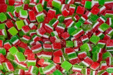 Renkli şeker kaplı jöle tatlılar - kırmızı beyaz ve yeşil renkler