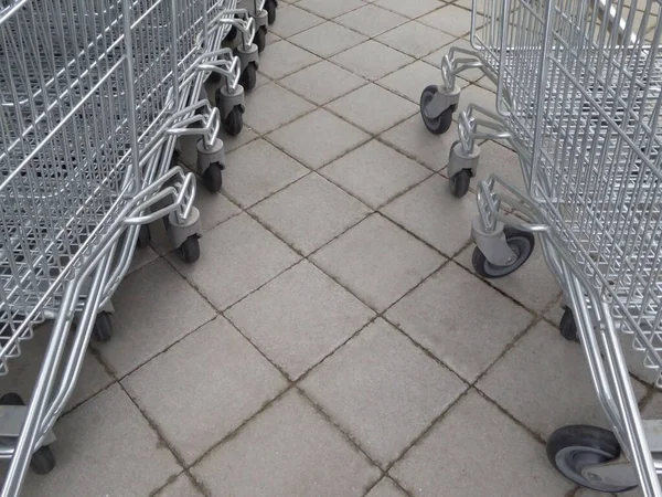 Fila Carrito Compras Frente Supermercado Para Los Clientes —  Fotos de Stock