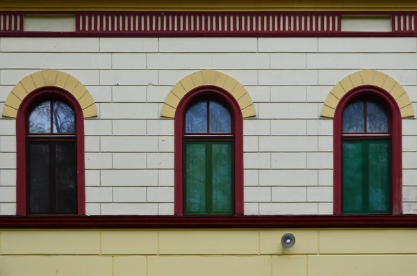 Tři Okna Zdi Bílých Žlutých Cihel Lampa — Stock fotografie