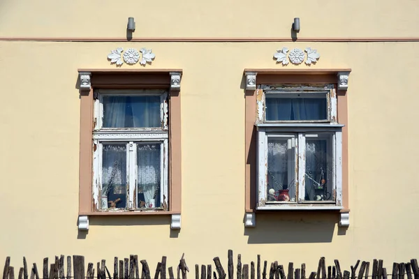 Duas Janelas Com Ornamentos Acima Parede Amarela Clara — Fotografia de Stock