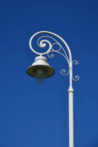 Vintage Street Lampstolpe Mot Blå Himmel — Stockfoto