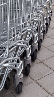 Müşteriler için süpermarketin önündeki sıra sıra alışveriş arabası.