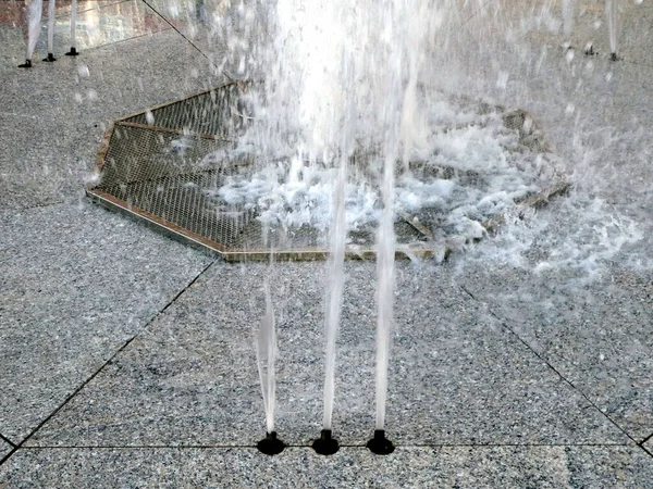 Die Fontänen Drücken Das Wasser Aus Den Rohren Aus Drei — Stockfoto