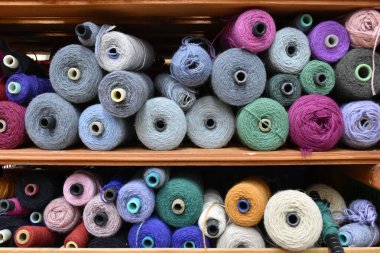 Üretim odasında endüstriyel renkli yün