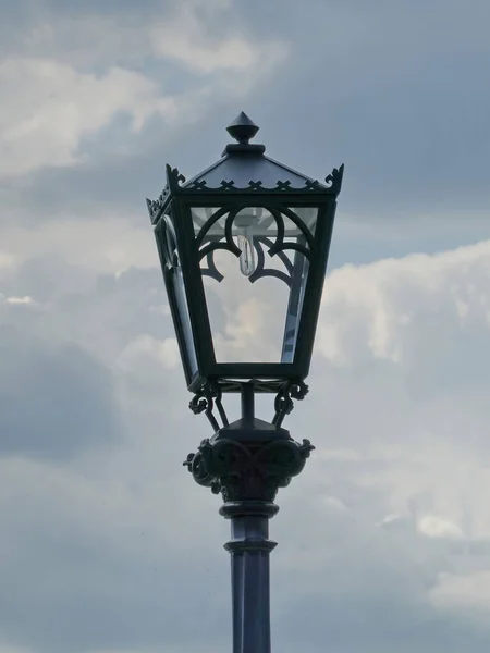 Lâmpada Rua Poste Lâmpada Contra Céu Nublado Contra Fundo Céu — Fotografia de Stock