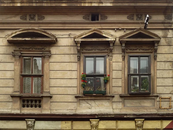 Trois Fenêtres Sur Une Vieille Maison — Photo