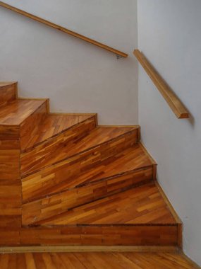 İç merdiven, köşedeki ahşap merdiven ve parmaklıklar duvara yapışmış.