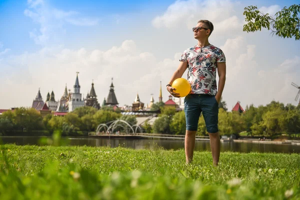 adam sarı topu ile parkta