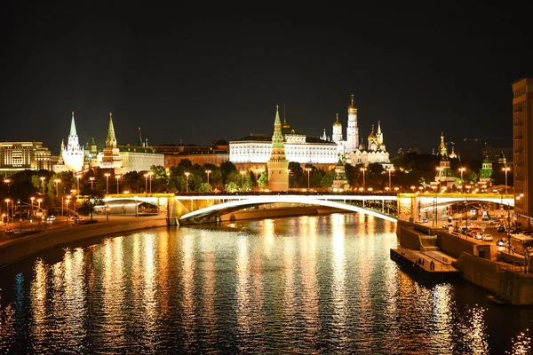 bir gecede Moskova kremlin ve Moskova Nehri'ne. Rusya