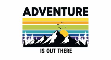 Arkasında çizgili gökyüzü olan engebeli dağlar.