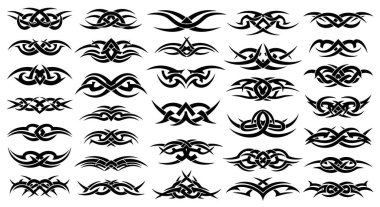 Otuz bir eşsiz siyah kabile dövmesi dizaynı. Her birinin farklı şekilleri, kıvrımları ve desenleri var..