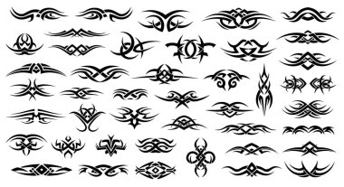 Soyut şekiller ve siyah mürekkeple simetrik desenler içeren çeşitli kabile dövmesi tasarımları. Vücut sanatı için süslemeli vektör grafikleri.