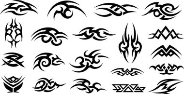 Kalın siyah çizgiler, kıvrımlar ve geometrik desenler içeren çeşitli kabile dövmeleri, vücut sanatı ve grafik tasarım uygulamaları için idealdir..