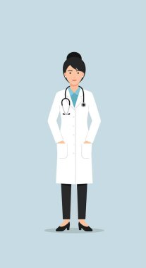 Siyah saçlı, beyaz önlüklü ve steteskoplu, elleri cebinde gülümseyen bir kadın doktor..