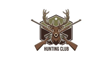 Büyük boynuzları olan kahverengi bir geyik kafası çapraz tüfeklerin arkasında bir av kulübü logosu için bir yıldızla birlikte geometrik bir kalkanın karşısına kurulur..