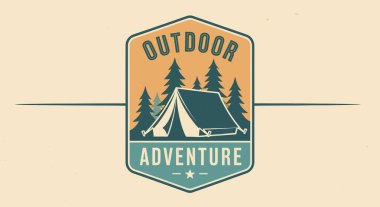 Çam ağaçlarının arasına yerleştirilmiş bir çadır, 