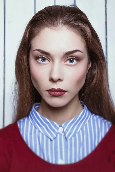 Retrato de una mujer con ojos grandes y labios rojos — Foto de Stock