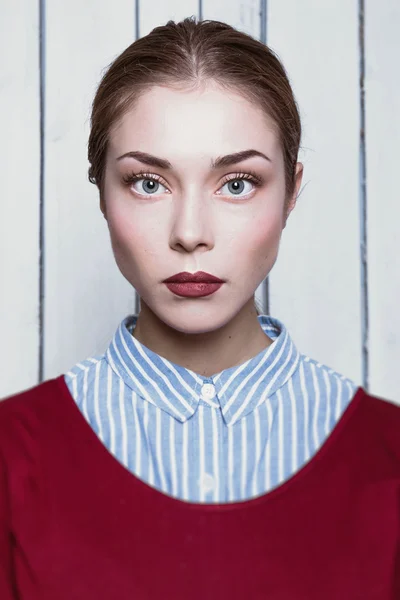 Retrato de una mujer con ojos grandes y labios rojos — Foto de Stock