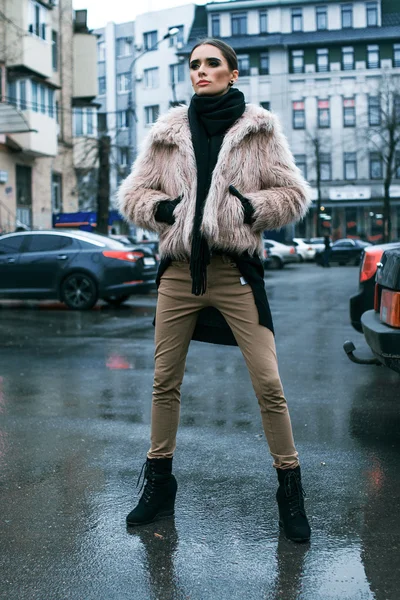 La fille est dans un manteau de fourrure dans la rue — Photo