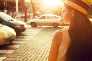 Güneşli şehirde moda kız yolun standları