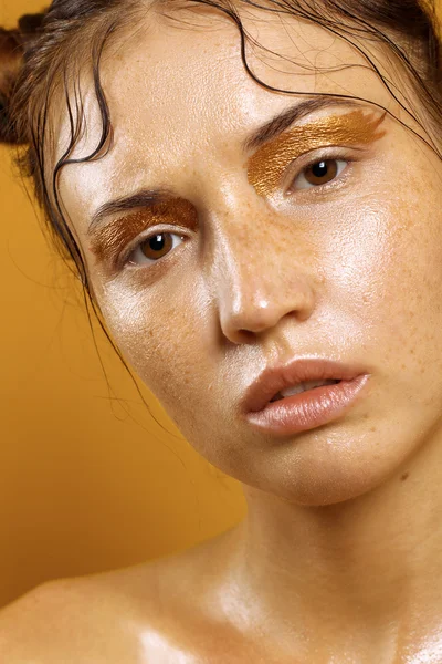 Potret seorang gadis cantik dengan latar belakang kuning dengan efek kulit basah — Stok Foto