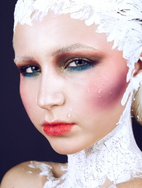 Çatlaklar ve makyaj ile beyaz vücut boyama ile kız