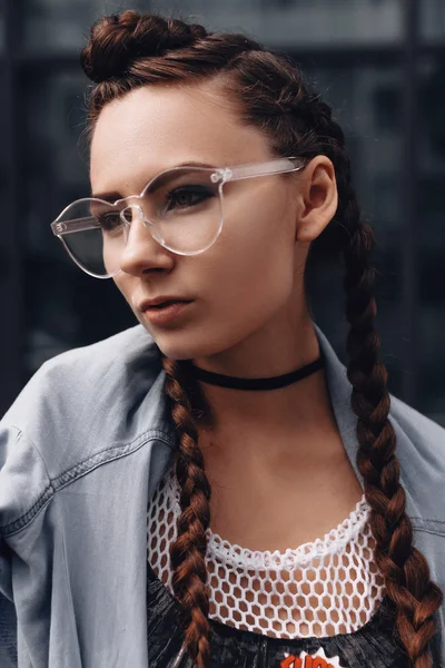 Menina em óculos com tranças ao ar livre — Fotografia de Stock
