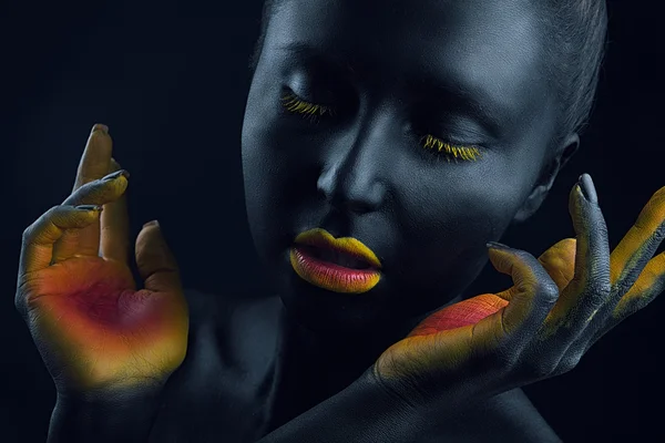 Menina com um corpo-arte preto e uma maquiagem colorida — Fotografia de Stock