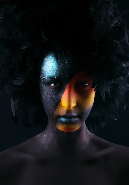 Menina com um corpo-arte preto e uma maquiagem colorida — Fotografia de Stock